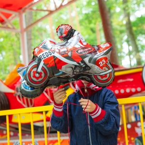 Balónek fóliový motorkář na motorce červený 66x53cm