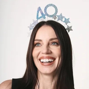 Čelenka ve stříbrné barvě s hvězdičkami a číslem 40