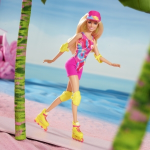 Barbie ve filmovm obleku na kolekovch bruslch